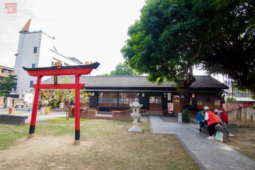 【臺南一日遊】自駕旅遊租車推薦AVIS艾維士租車,就在台南高鐵站附近超方便,提供免費高鐵至租車處來回接駁~AVIS艾維士租車 - 南人幫