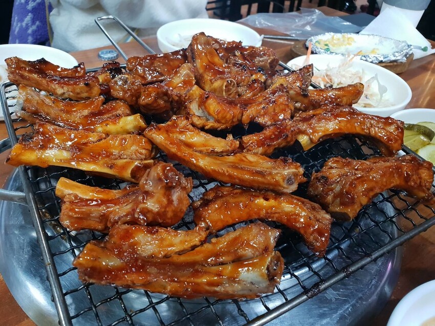 4117.jpg - 【韓國.釜山】金面站美食。釜山烤肋排。辣味超好吃香噴噴推薦+烤蝦+清粥+小菜