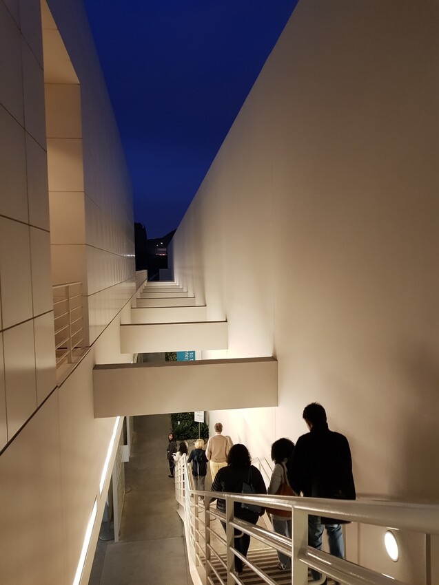 20180211_175947.jpg - 【美國】洛杉磯蓋蒂中心(Getty Center)可俯瞰洛杉磯全景。賞夕陽觀夜景