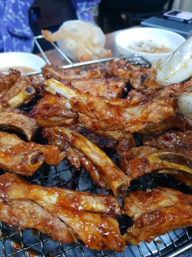 4111.jpg - 【韓國.釜山】金面站美食。釜山烤肋排。辣味超好吃香噴噴推薦+烤蝦+清粥+小菜