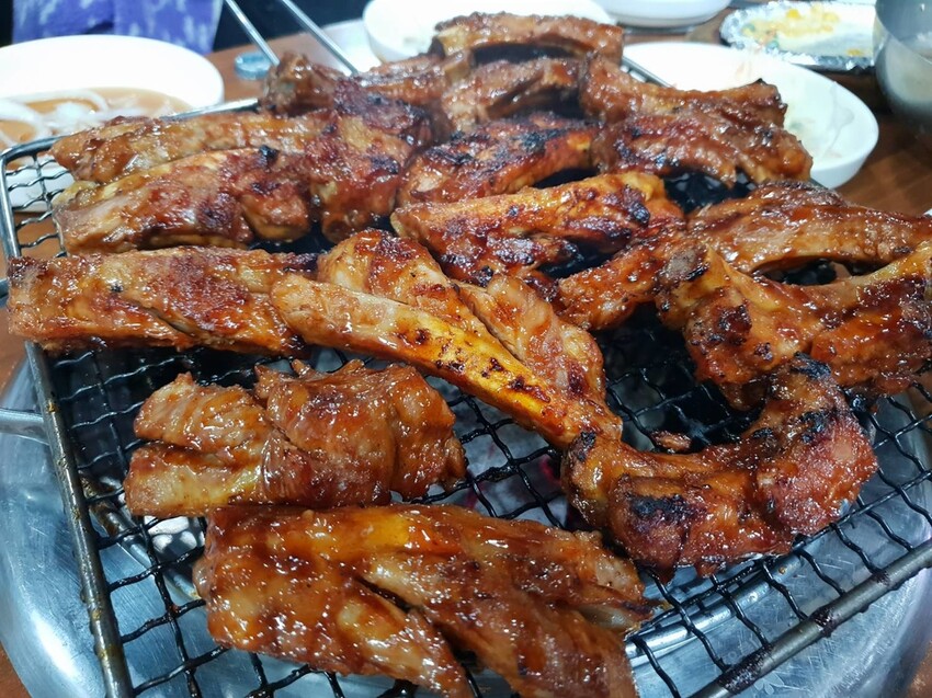 4112.jpg - 【韓國.釜山】金面站美食。釜山烤肋排。辣味超好吃香噴噴推薦+烤蝦+清粥+小菜