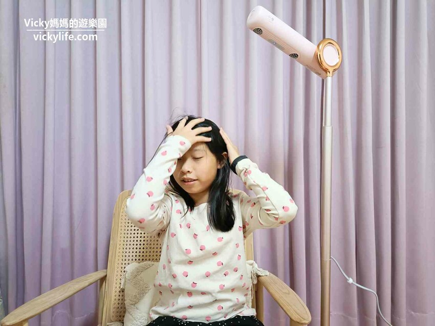 生活值得更美好！吹風機推薦|懶人吹髮救星meekee小嵐立式吹風機：可以一心兩用的吹風機，邊追劇邊吹頭髮超省時不費力 @Vicky 媽媽的遊樂園
