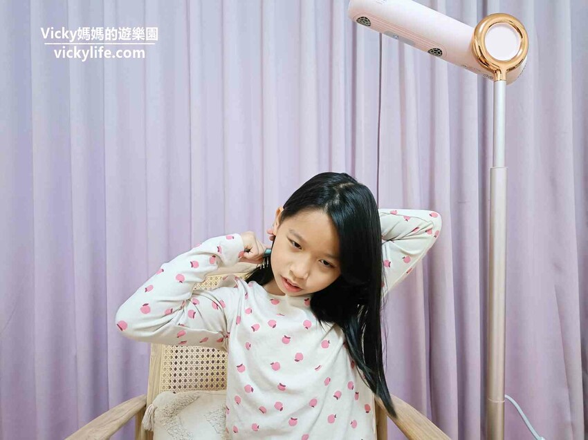 生活值得更美好！吹風機推薦|懶人吹髮救星meekee小嵐立式吹風機：可以一心兩用的吹風機，邊追劇邊吹頭髮超省時不費力 @Vicky 媽媽的遊樂園