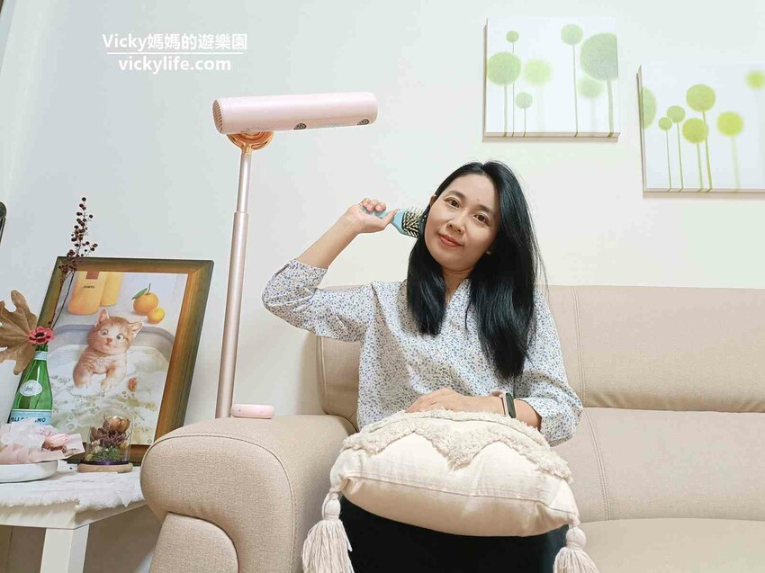 生活值得更美好！吹風機推薦|懶人吹髮救星meekee小嵐立式吹風機：可以一心兩用的吹風機，邊追劇邊吹頭髮超省時不費力 @Vicky 媽媽的遊樂園