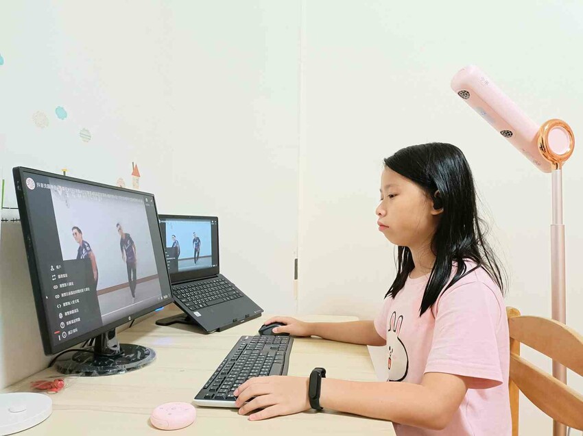 生活值得更美好！吹風機推薦|懶人吹髮救星meekee小嵐立式吹風機：可以一心兩用的吹風機，邊追劇邊吹頭髮超省時不費力 @Vicky 媽媽的遊樂園