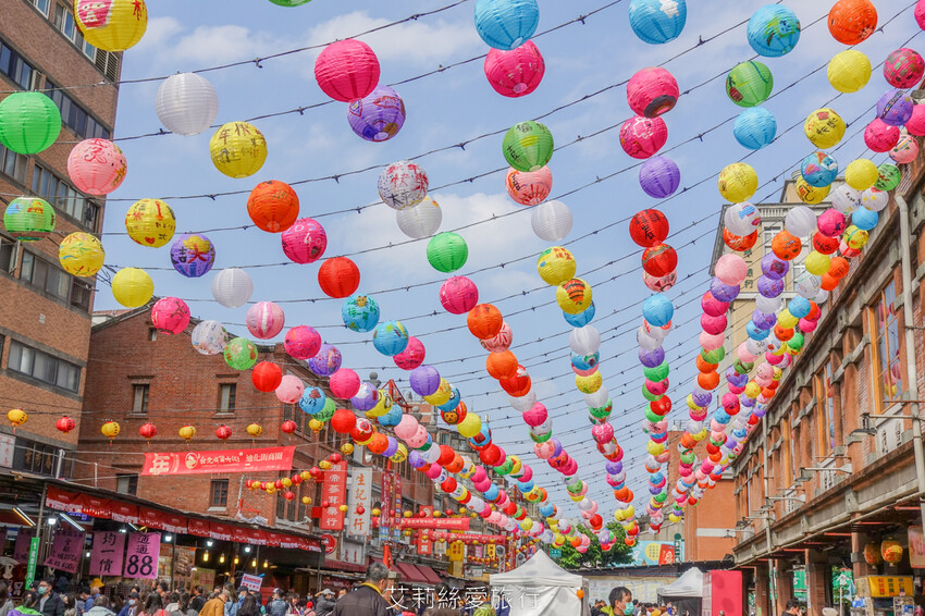 2023迪化街年貨大街 正式登場!超大福氣萌兔好可愛 台北年貨大街九大商圈要筆記!小花園茄芷袋環保購物好輕鬆!大稻埕一日遊行程推薦! - 艾莉絲愛旅行