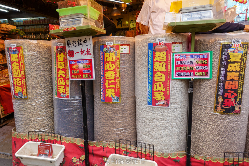 2023迪化街年貨大街 正式登場!超大福氣萌兔好可愛 台北年貨大街九大商圈要筆記!小花園茄芷袋環保購物好輕鬆!大稻埕一日遊行程推薦! - 艾莉絲愛旅行