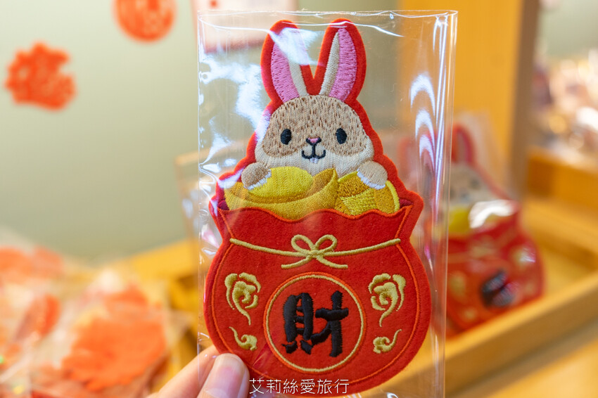 2023迪化街年貨大街 正式登場!超大福氣萌兔好可愛 台北年貨大街九大商圈要筆記!小花園茄芷袋環保購物好輕鬆!大稻埕一日遊行程推薦! - 艾莉絲愛旅行