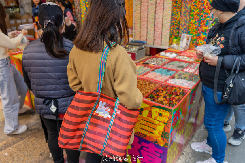 2023迪化街年貨大街 正式登場!超大福氣萌兔好可愛 台北年貨大街九大商圈要筆記!小花園茄芷袋環保購物好輕鬆!大稻埕一日遊行程推薦! - 艾莉絲愛旅行