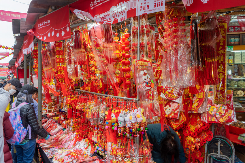 2023迪化街年貨大街 正式登場!超大福氣萌兔好可愛 台北年貨大街九大商圈要筆記!小花園茄芷袋環保購物好輕鬆!大稻埕一日遊行程推薦! - 艾莉絲愛旅行