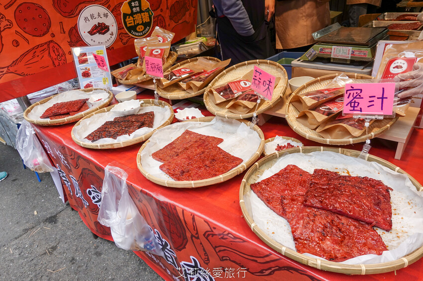 2023迪化街年貨大街 正式登場!超大福氣萌兔好可愛 台北年貨大街九大商圈要筆記!小花園茄芷袋環保購物好輕鬆!大稻埕一日遊行程推薦! - 艾莉絲愛旅行