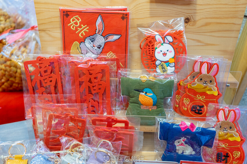 2023迪化街年貨大街 正式登場!超大福氣萌兔好可愛 台北年貨大街九大商圈要筆記!小花園茄芷袋環保購物好輕鬆!大稻埕一日遊行程推薦! - 艾莉絲愛旅行