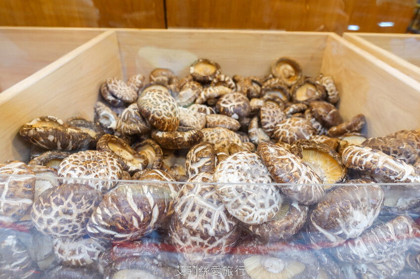 2023迪化街年貨大街 正式登場!超大福氣萌兔好可愛 台北年貨大街九大商圈要筆記!小花園茄芷袋環保購物好輕鬆!大稻埕一日遊行程推薦! - 艾莉絲愛旅行