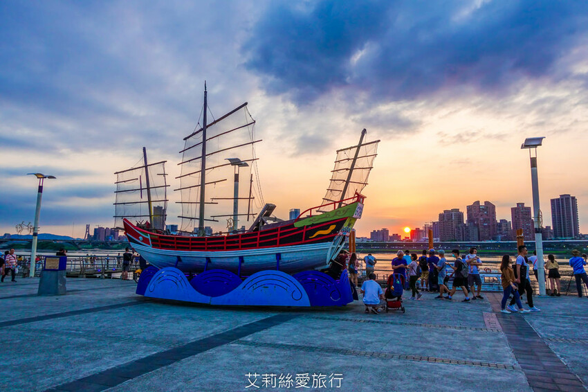 2023迪化街年貨大街 正式登場!超大福氣萌兔好可愛 台北年貨大街九大商圈要筆記!小花園茄芷袋環保購物好輕鬆!大稻埕一日遊行程推薦! - 艾莉絲愛旅行