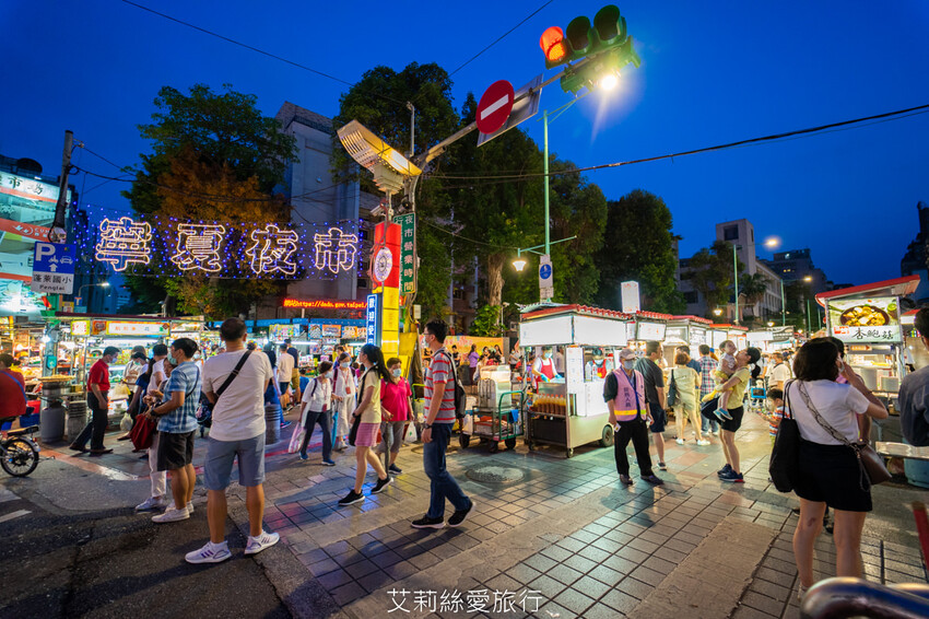 2023迪化街年貨大街 正式登場!超大福氣萌兔好可愛 台北年貨大街九大商圈要筆記!小花園茄芷袋環保購物好輕鬆!大稻埕一日遊行程推薦! - 艾莉絲愛旅行