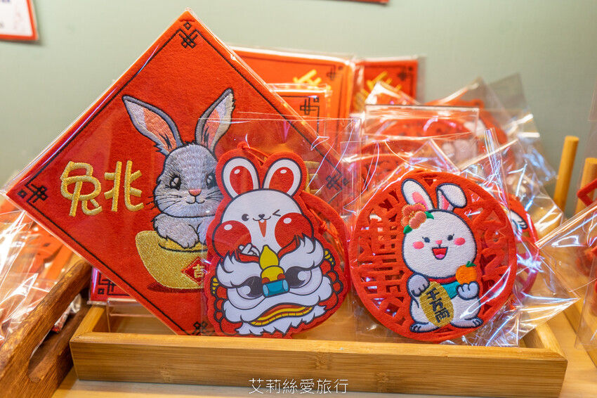 2023迪化街年貨大街 正式登場!超大福氣萌兔好可愛 台北年貨大街九大商圈要筆記!小花園茄芷袋環保購物好輕鬆!大稻埕一日遊行程推薦! - 艾莉絲愛旅行
