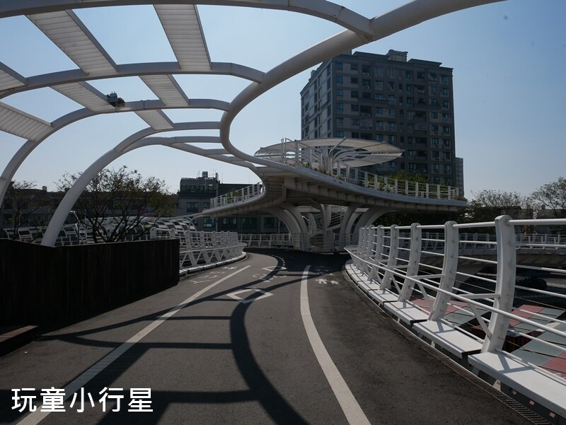 高雄景點｜前鎮之星捷運站｜自行車道