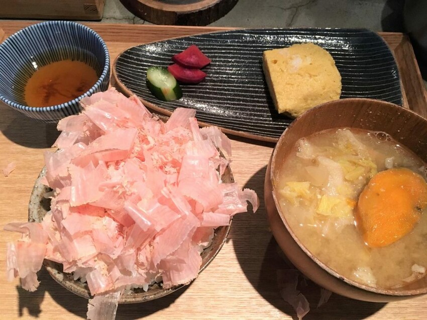 涉谷超人氣柴魚片飯專門店,用一千日幣享受美味早餐並重新認識日本料理?! – かつお食堂