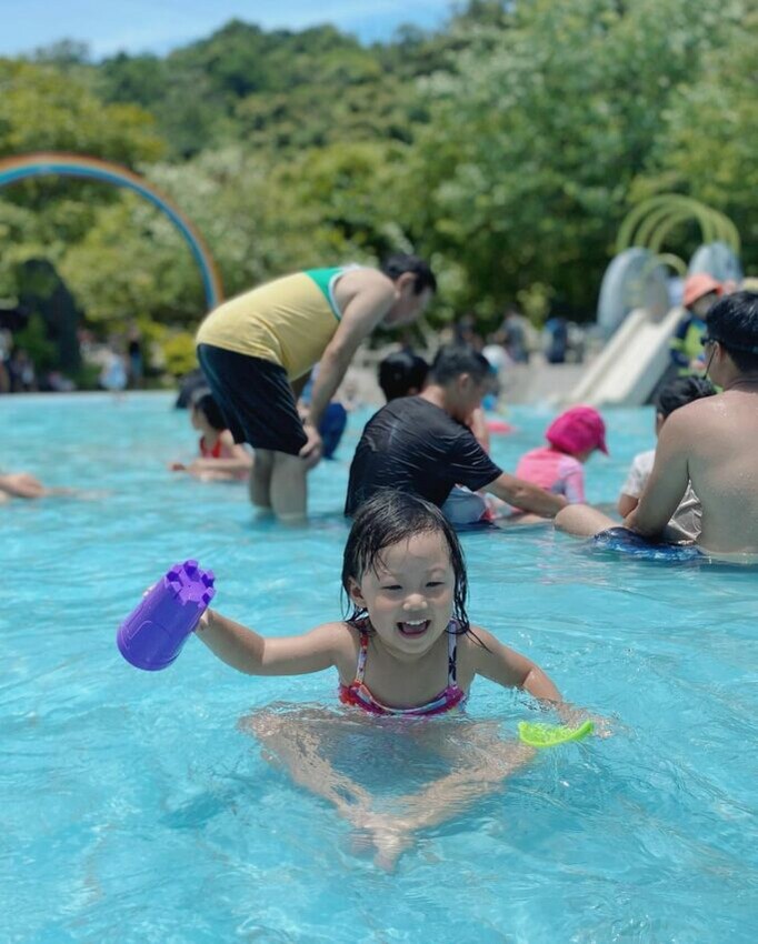 基隆親子景點|圓形的戲水區沒有視覺死角,水位約到成人的膝蓋,方便小朋友們安全的玩耍