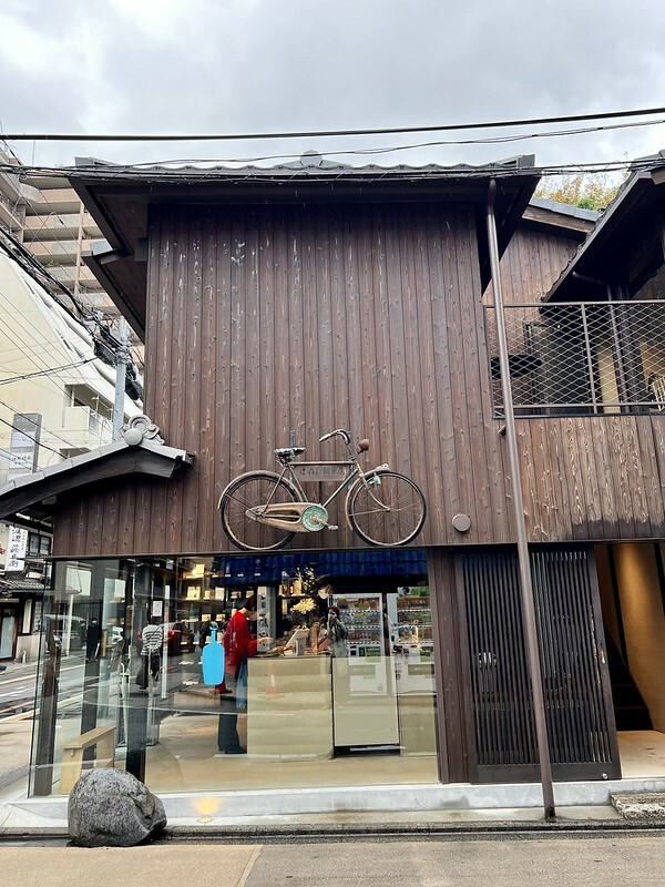 【亞洲,日本,京都】六角 藍瓶咖啡(Blue Bottle Coffee)讓百年歷史的「辻森自行車商會」變身成為老屋咖