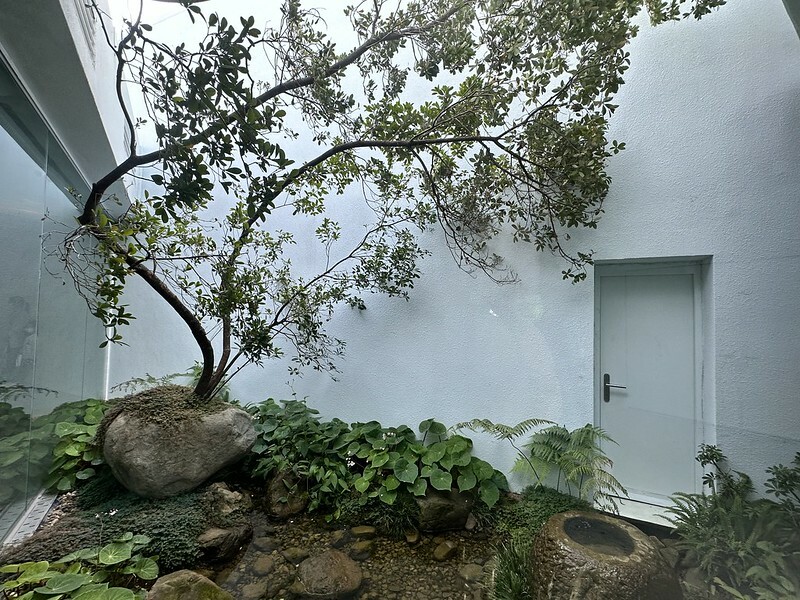 內惟藝術中心(neiwei arts center),白得好美麗,整個空間像是開放式的攝影棚,相信是網美們的樂園。