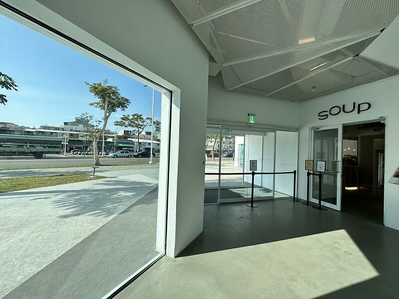 內惟藝術中心(neiwei arts center),白得好美麗,整個空間像是開放式的攝影棚,相信是網美們的樂園。