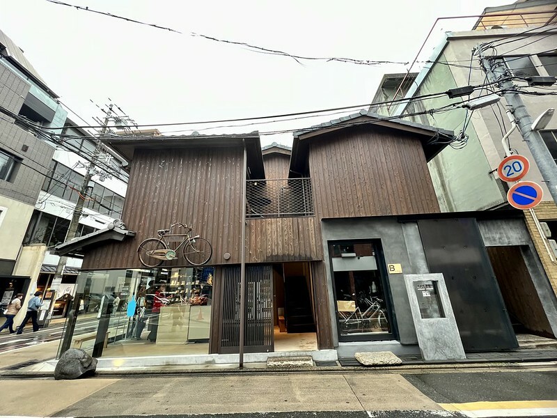 【亞洲,日本,京都】六角 藍瓶咖啡(Blue Bottle Coffee)讓百年歷史的「辻森自行車商會」變身成為老屋咖