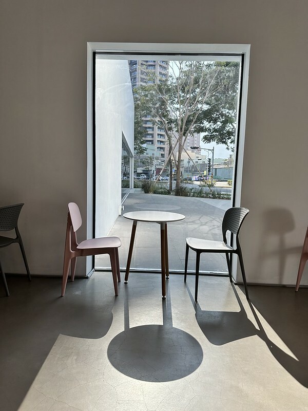 內惟藝術中心(neiwei arts center),白得好美麗,整個空間像是開放式的攝影棚,相信是網美們的樂園。