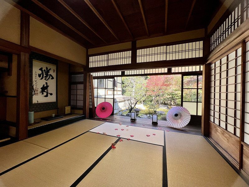 【亞洲，日本，京都】勝林寺（毘沙門堂勝林寺），超美的花手水舍，小巧的楓紅庭院，絕對是網美拍照聖地。（