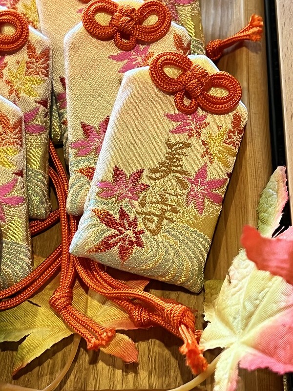 【亞洲，日本，京都】勝林寺（毘沙門堂勝林寺），超美的花手水舍，小巧的楓紅庭院，絕對是網美拍照聖地。（