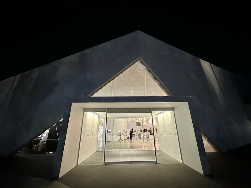 內惟藝術中心(neiwei arts center),白得好美麗,整個空間像是開放式的攝影棚,相信是網美們的樂園。