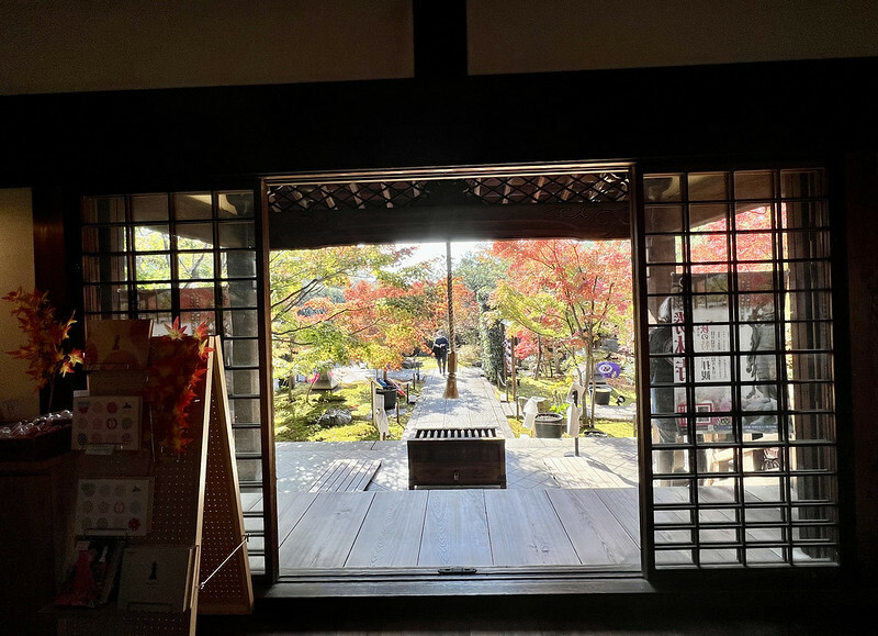 【亞洲，日本，京都】勝林寺（毘沙門堂勝林寺），超美的花手水舍，小巧的楓紅庭院，絕對是網美拍照聖地。（
