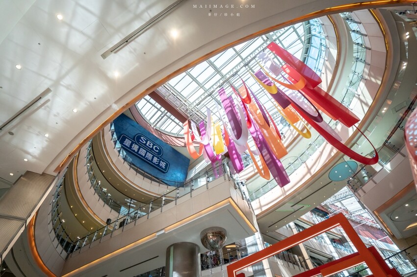 大江國際購物中心Metro walk～桃園青埔必逛購物中心，2023情人節餐廳推薦、桃園賀歲市集一定要帶全家來逛逛