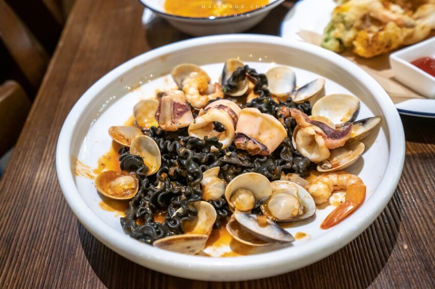 大江國際購物中心Metro walk～桃園青埔必逛購物中心，2023情人節餐廳推薦、桃園賀歲市集一定要帶全家來逛逛