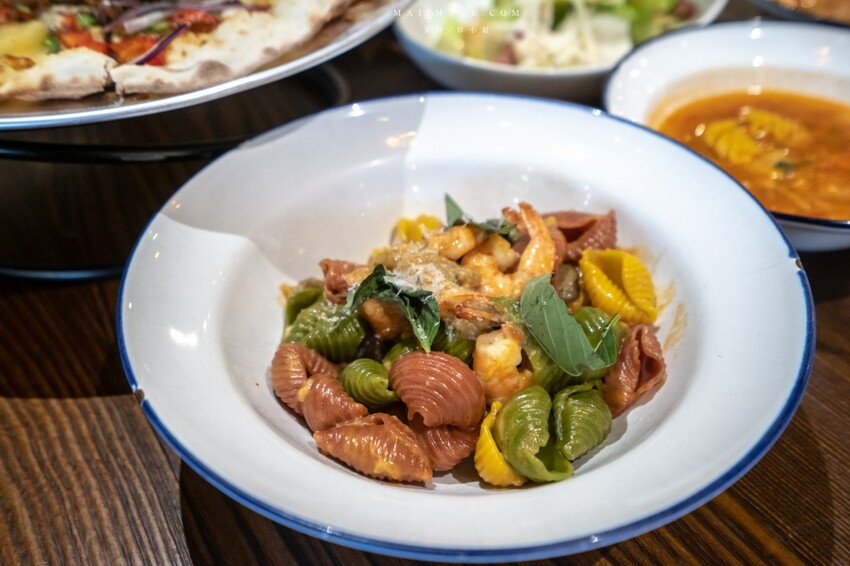 大江國際購物中心Metro walk～桃園青埔必逛購物中心，2023情人節餐廳推薦、桃園賀歲市集一定要帶全家來逛逛