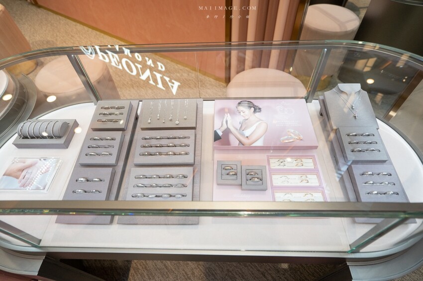 大江國際購物中心Metro walk～桃園青埔必逛購物中心，2023情人節餐廳推薦、桃園賀歲市集一定要帶全家來逛逛