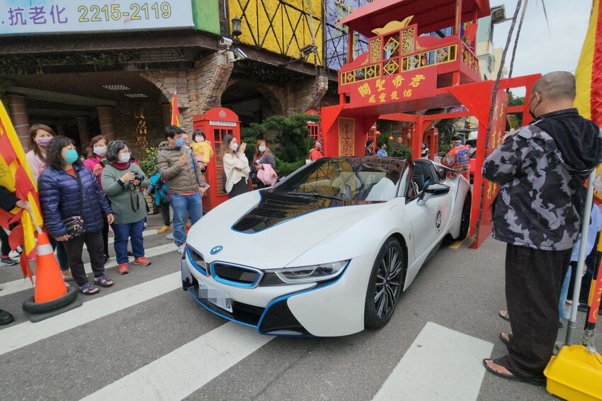 台中少見頂級超跑一字排開！過火祈福超熱鬧，還可以近距離合照