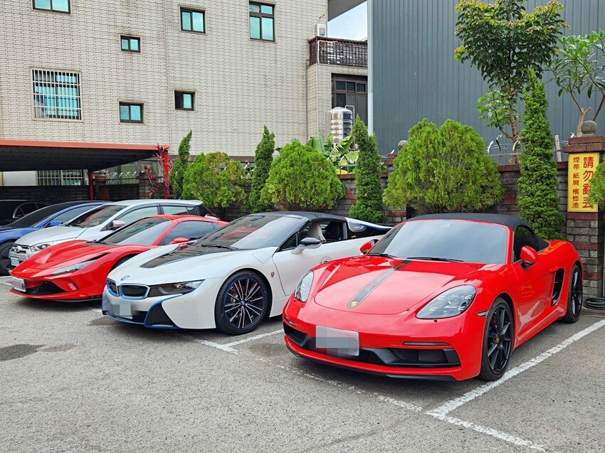 台中少見頂級超跑一字排開！過火祈福超熱鬧，還可以近距離合照