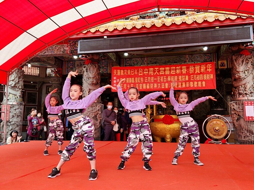 台中少見頂級超跑一字排開！過火祈福超熱鬧，還可以近距離合照