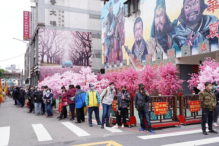台中少見頂級超跑一字排開！過火祈福超熱鬧，還可以近距離合照