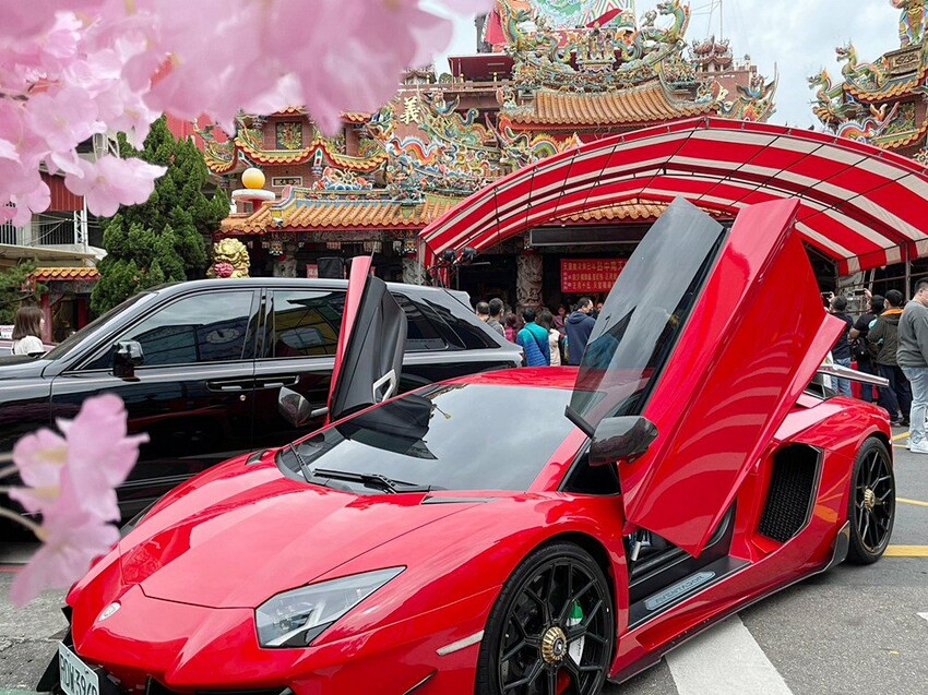 台中少見頂級超跑一字排開！過火祈福超熱鬧，還可以近距離合照