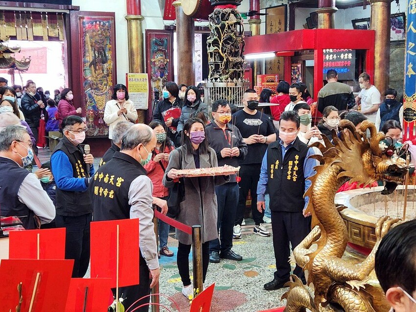 台中少見頂級超跑一字排開！過火祈福超熱鬧，還可以近距離合照