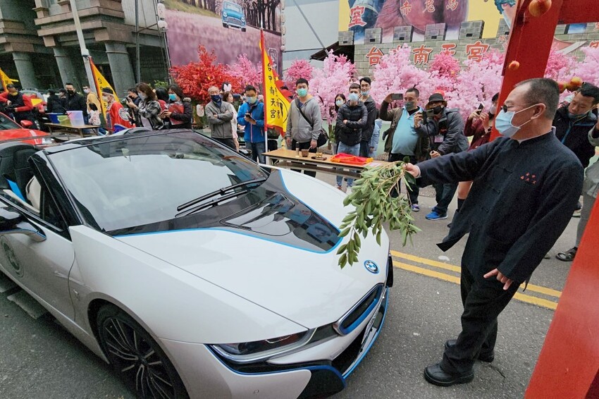 台中少見頂級超跑一字排開！過火祈福超熱鬧，還可以近距離合照