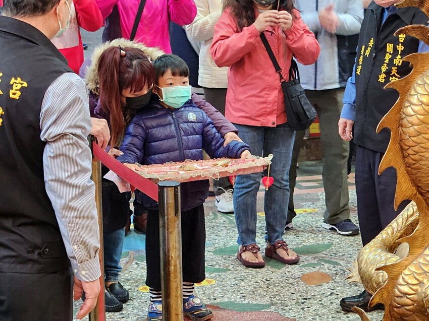 台中少見頂級超跑一字排開！過火祈福超熱鬧，還可以近距離合照