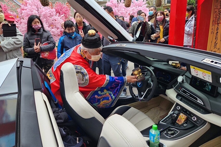 台中少見頂級超跑一字排開！過火祈福超熱鬧，還可以近距離合照