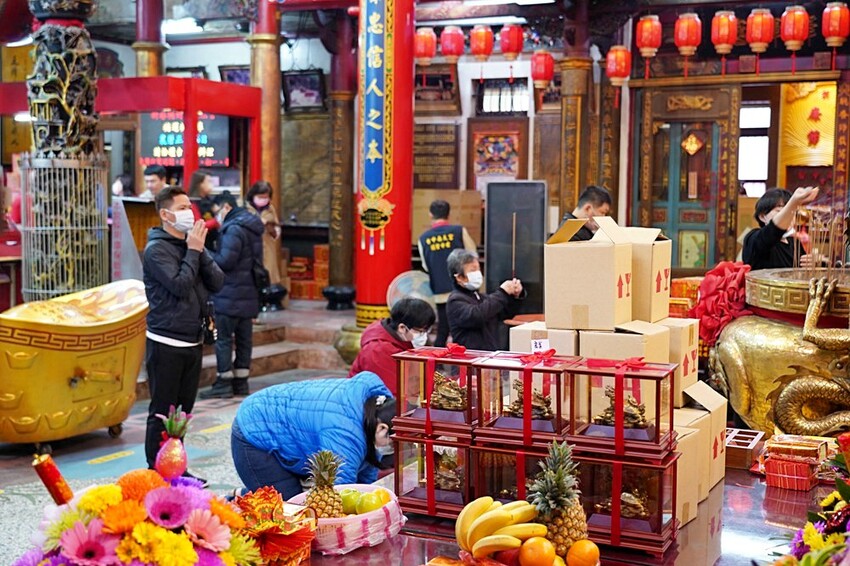 台中少見頂級超跑一字排開！過火祈福超熱鬧，還可以近距離合照