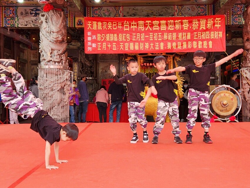 台中少見頂級超跑一字排開！過火祈福超熱鬧，還可以近距離合照