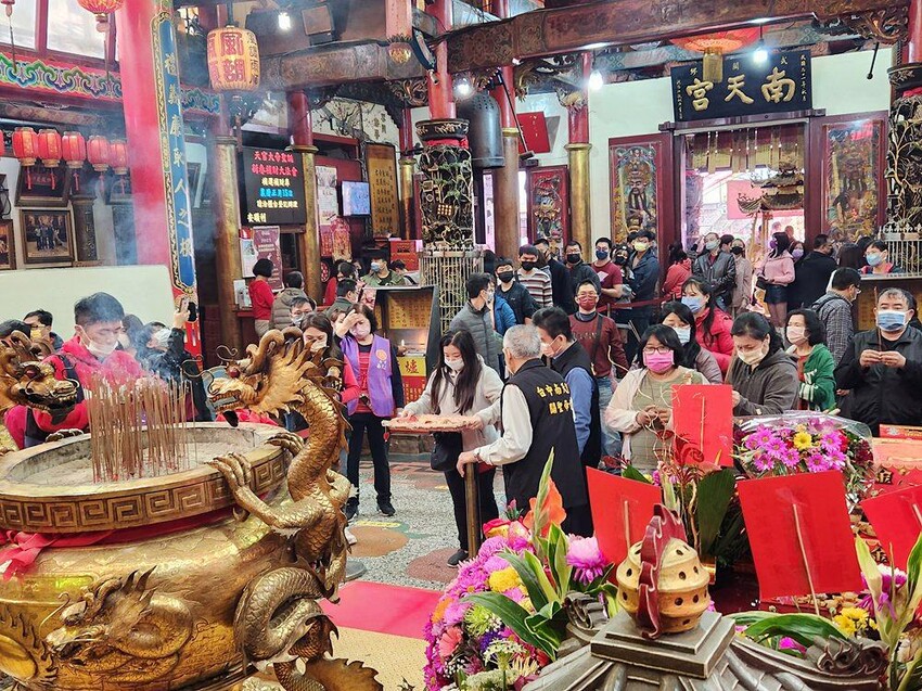 台中少見頂級超跑一字排開！過火祈福超熱鬧，還可以近距離合照