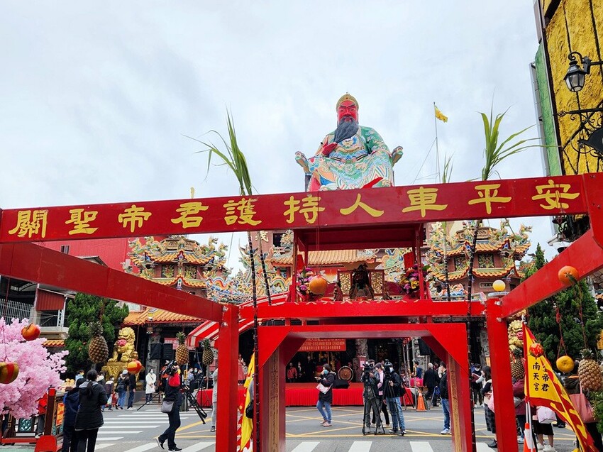 台中少見頂級超跑一字排開！過火祈福超熱鬧，還可以近距離合照