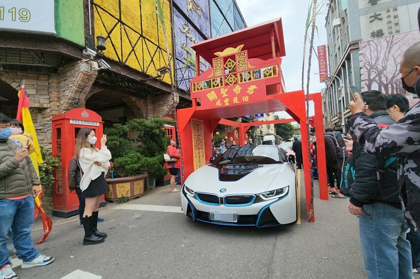 台中少見頂級超跑一字排開！過火祈福超熱鬧，還可以近距離合照